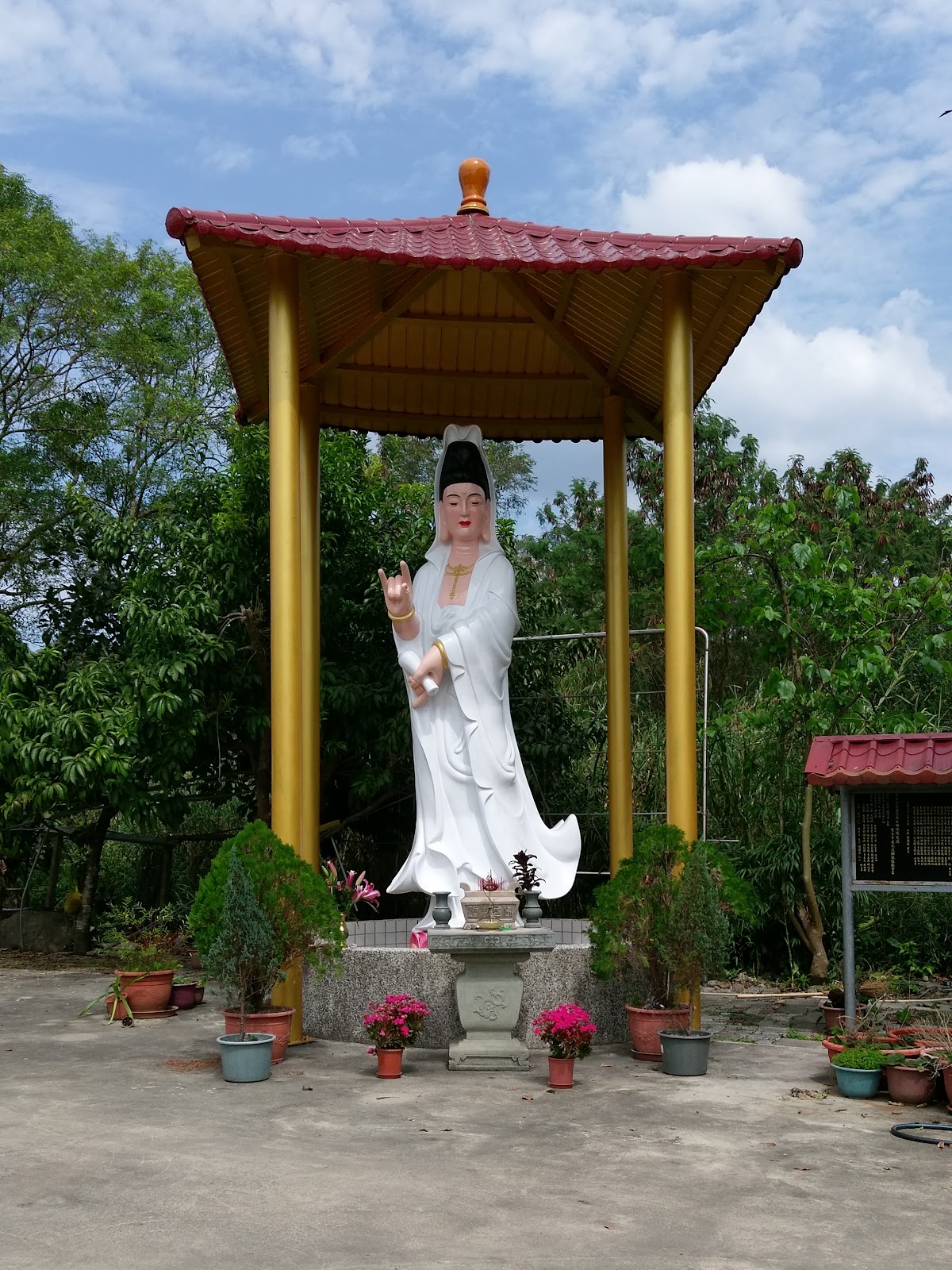 六龜佛恩寺白衣觀音石像
