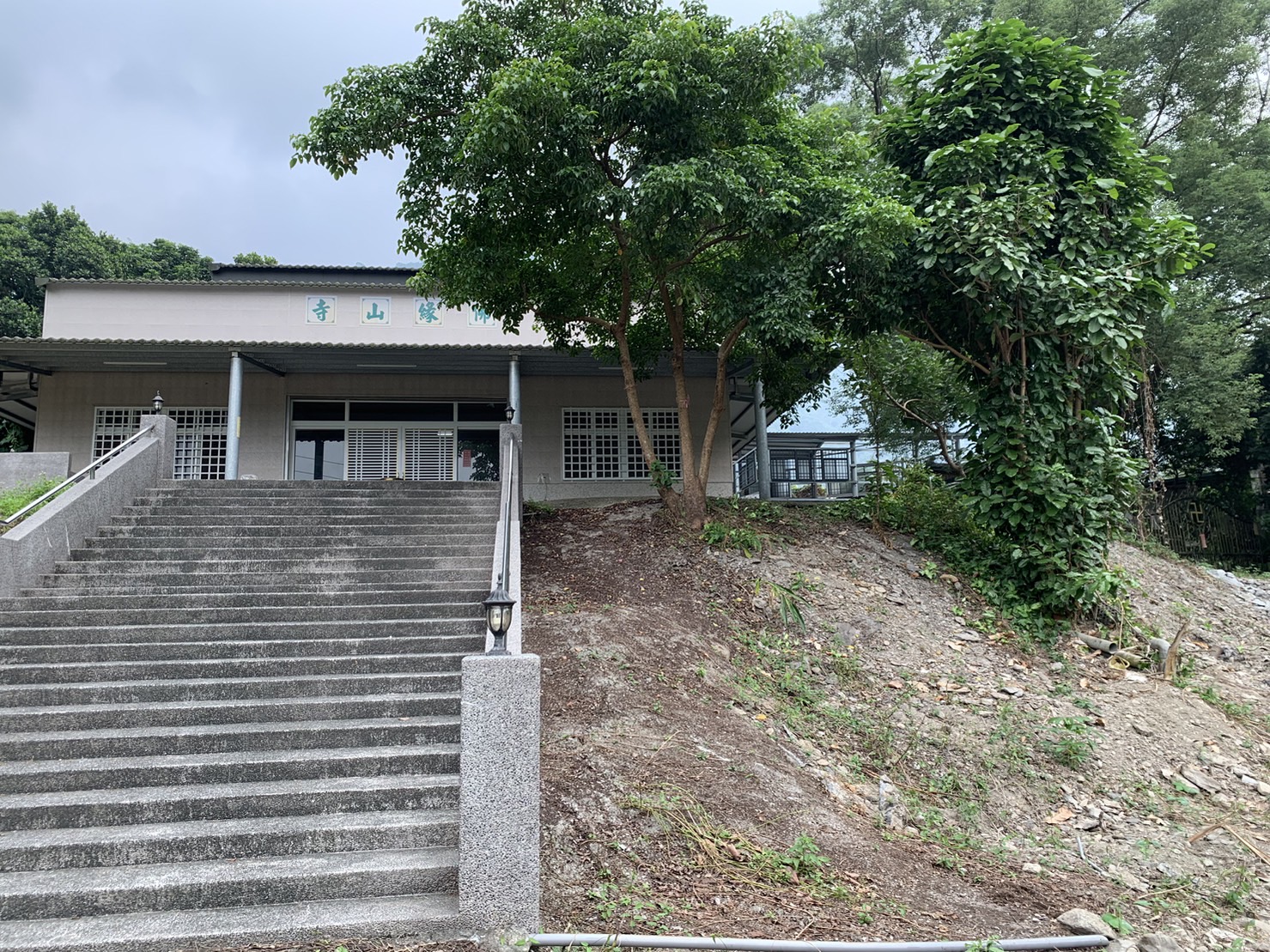 六龜佛恩寺主建築石階入口