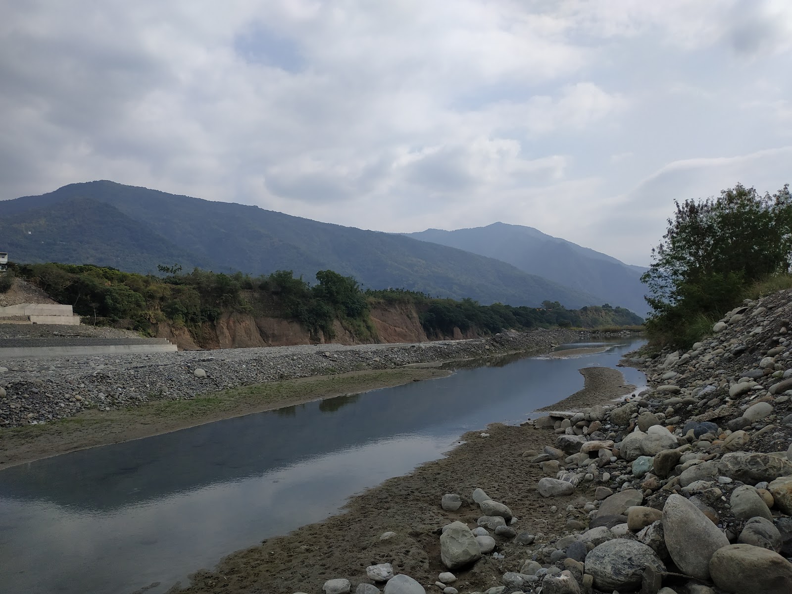 龜王岩荖濃溪河床卵石灘遠山倒映