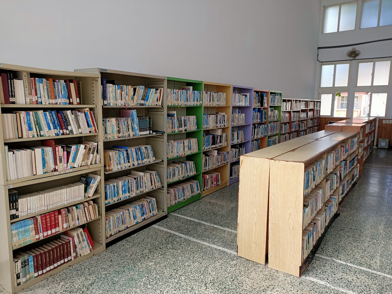 六龜分館圖書館內部書架走道