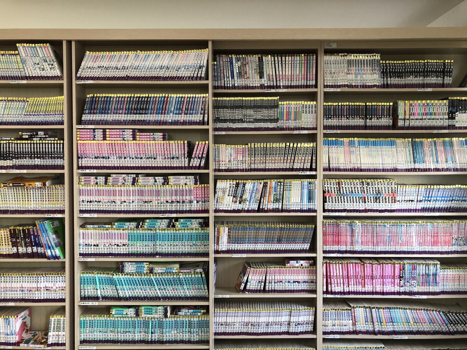 六甲區圖書館書架