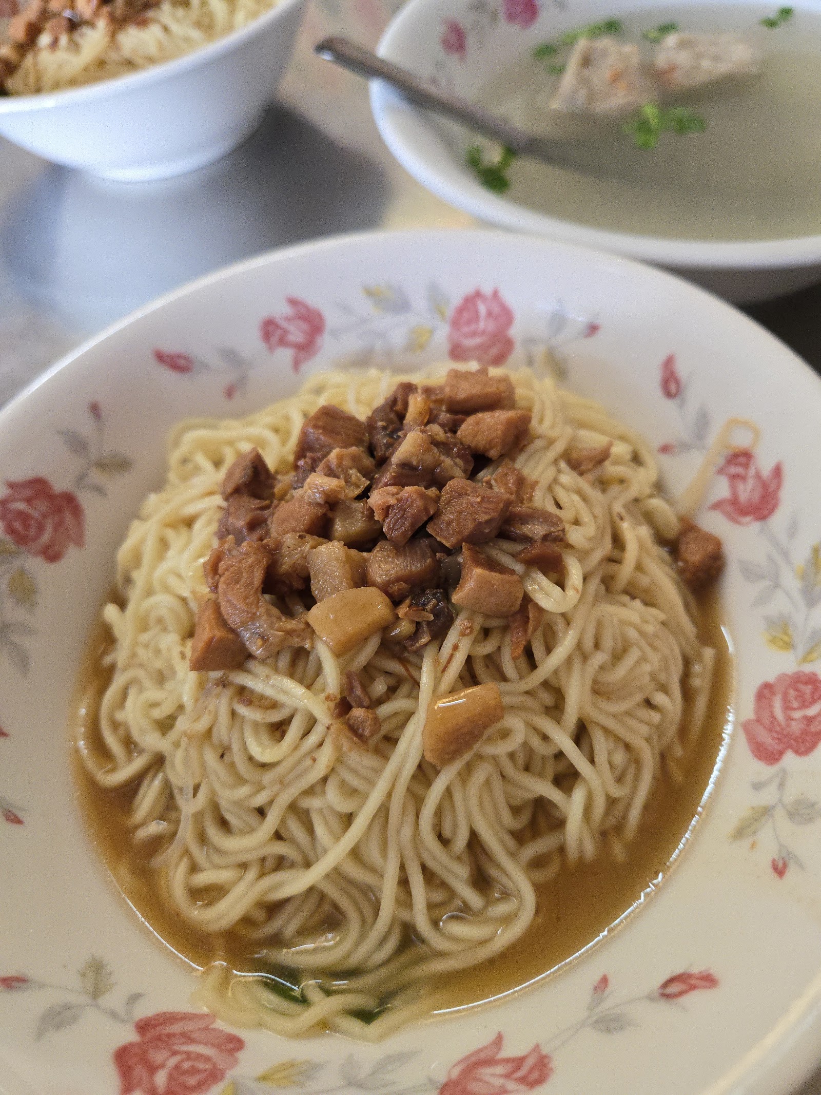 高家麵館招牌乾麵淋上滷肉燥