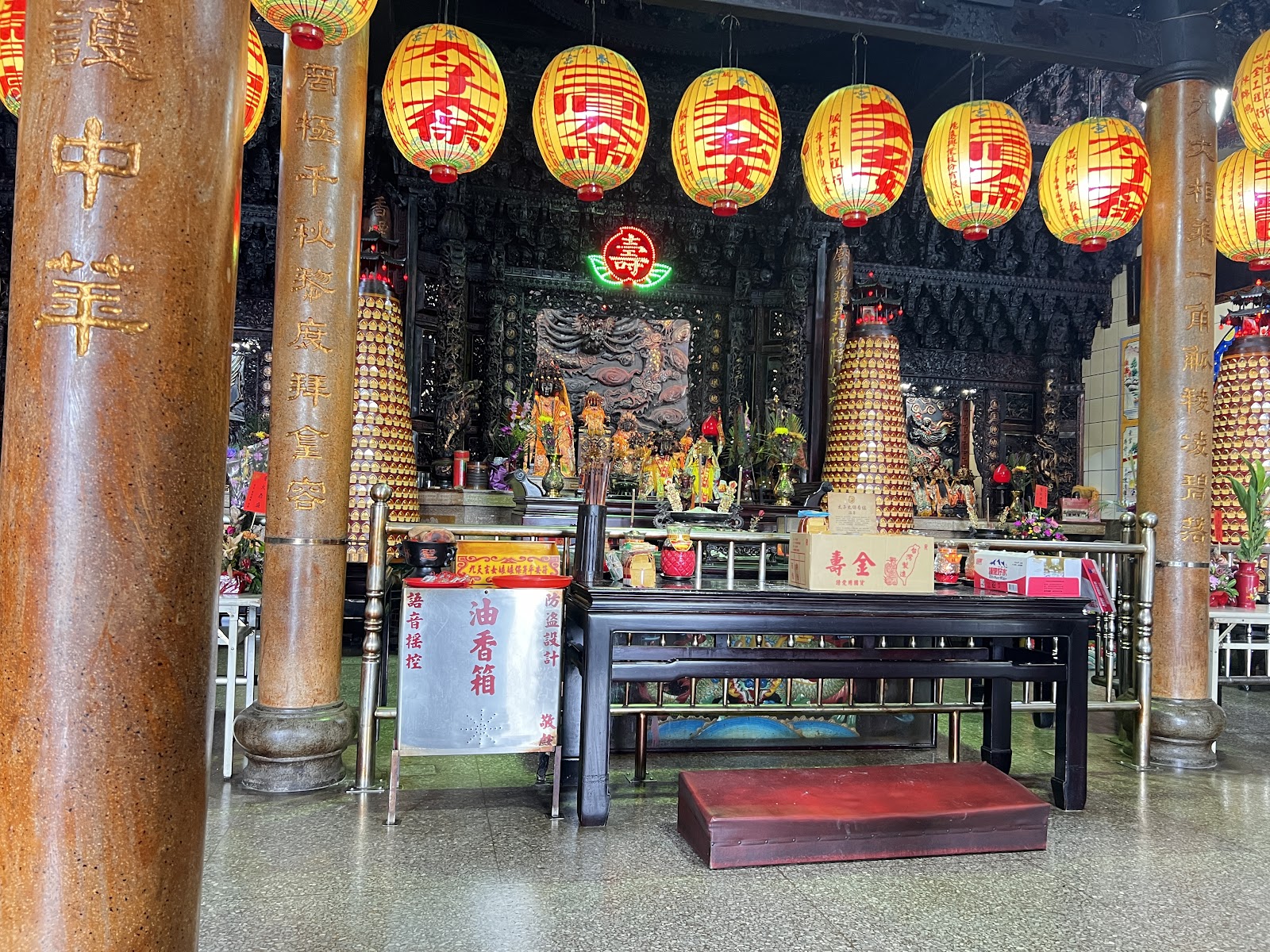 朝奉宮殿內金黃燈籠