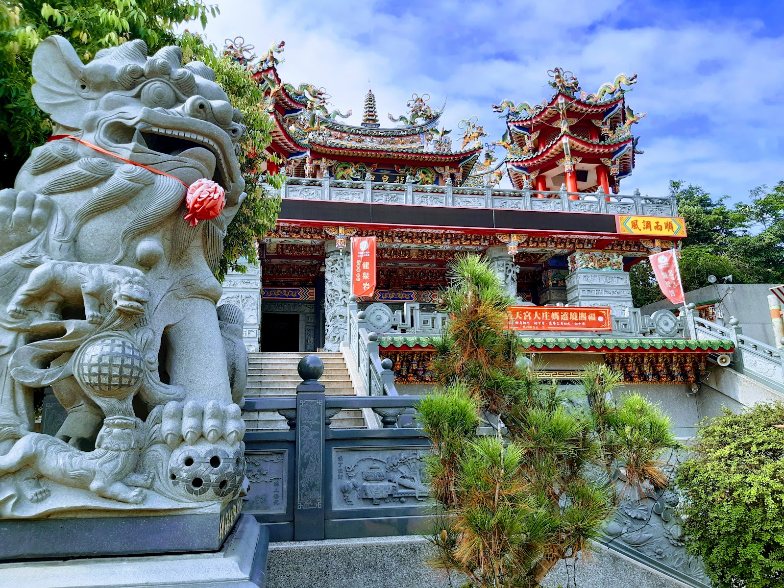 龍泉岩清水祖師廟牌樓前的石獅