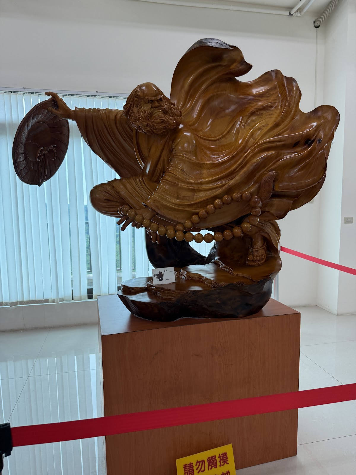 義德館整塊原木雕刻達摩祖師像