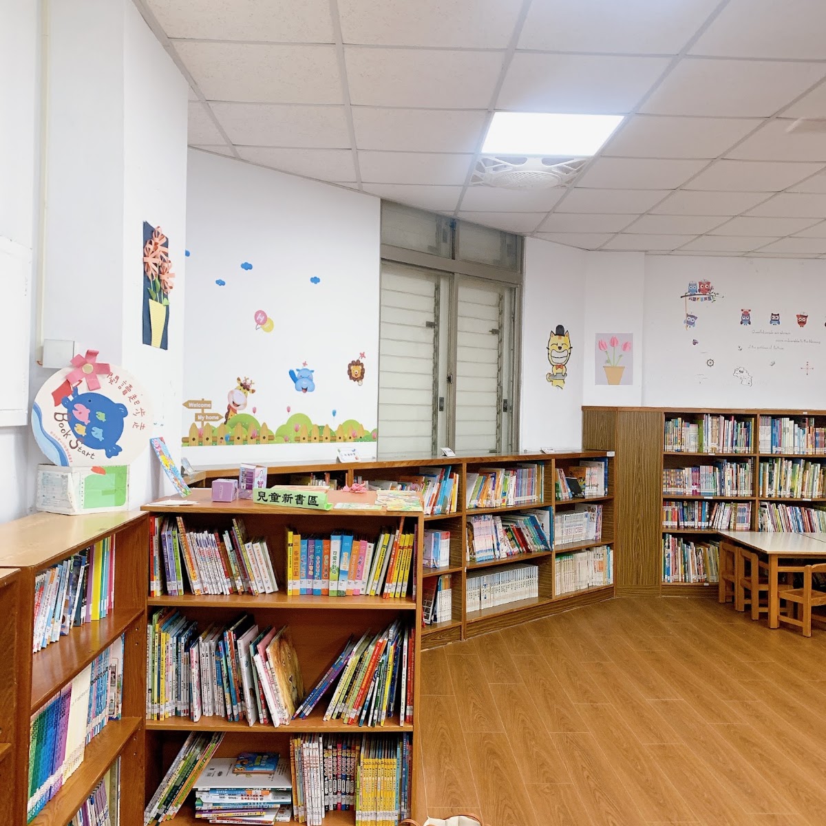 綠島鄉公所圖書館兒童新書區與閱讀桌