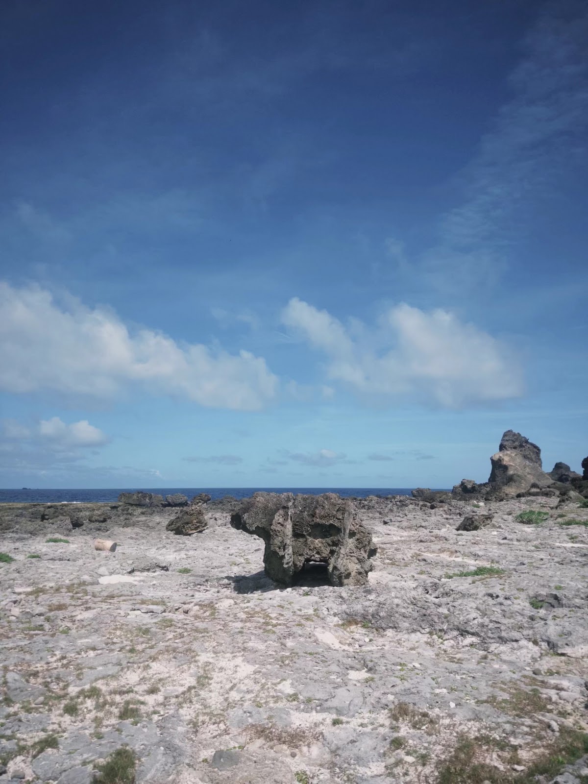 柚子湖珊瑚礁岩荒原地貌,遠處火山岩礁石