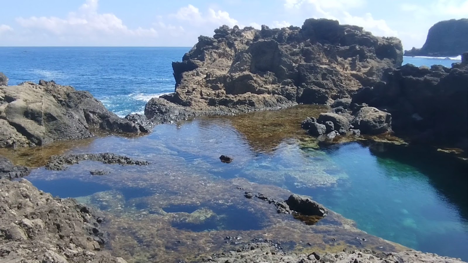 柚子湖潮池清澈海水倒映岩壁
