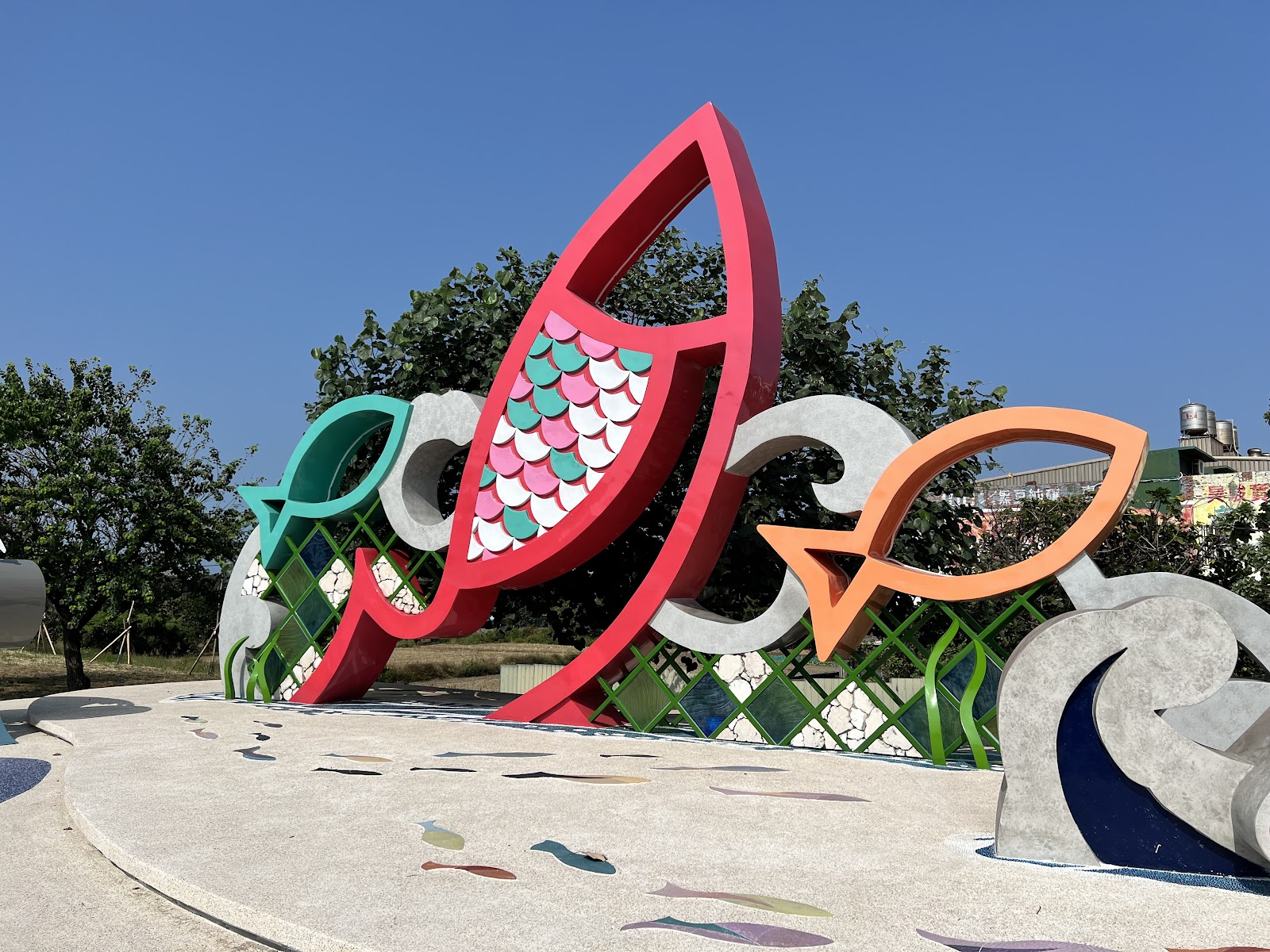 海湖地景公園彩色魚群造型地景藝術裝置