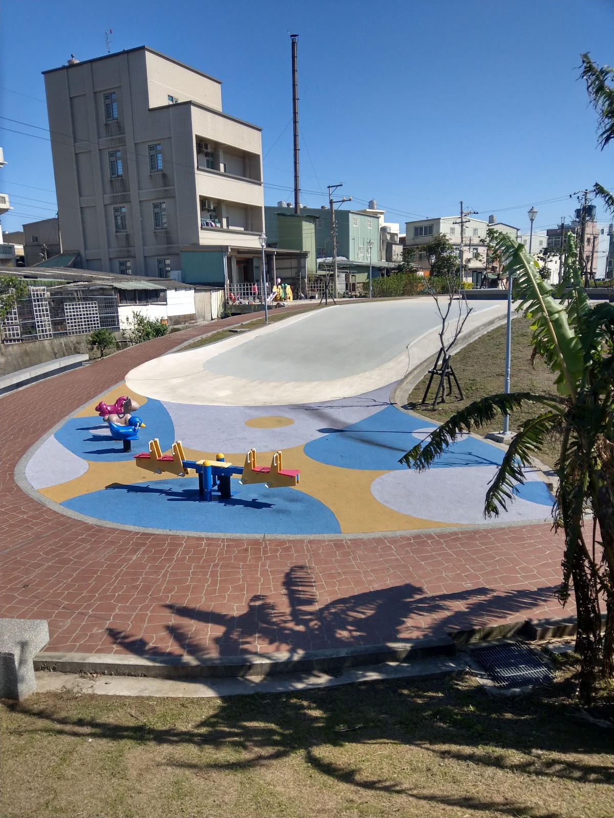 海湖地景公園彩色遊戲場與翹翹板設施