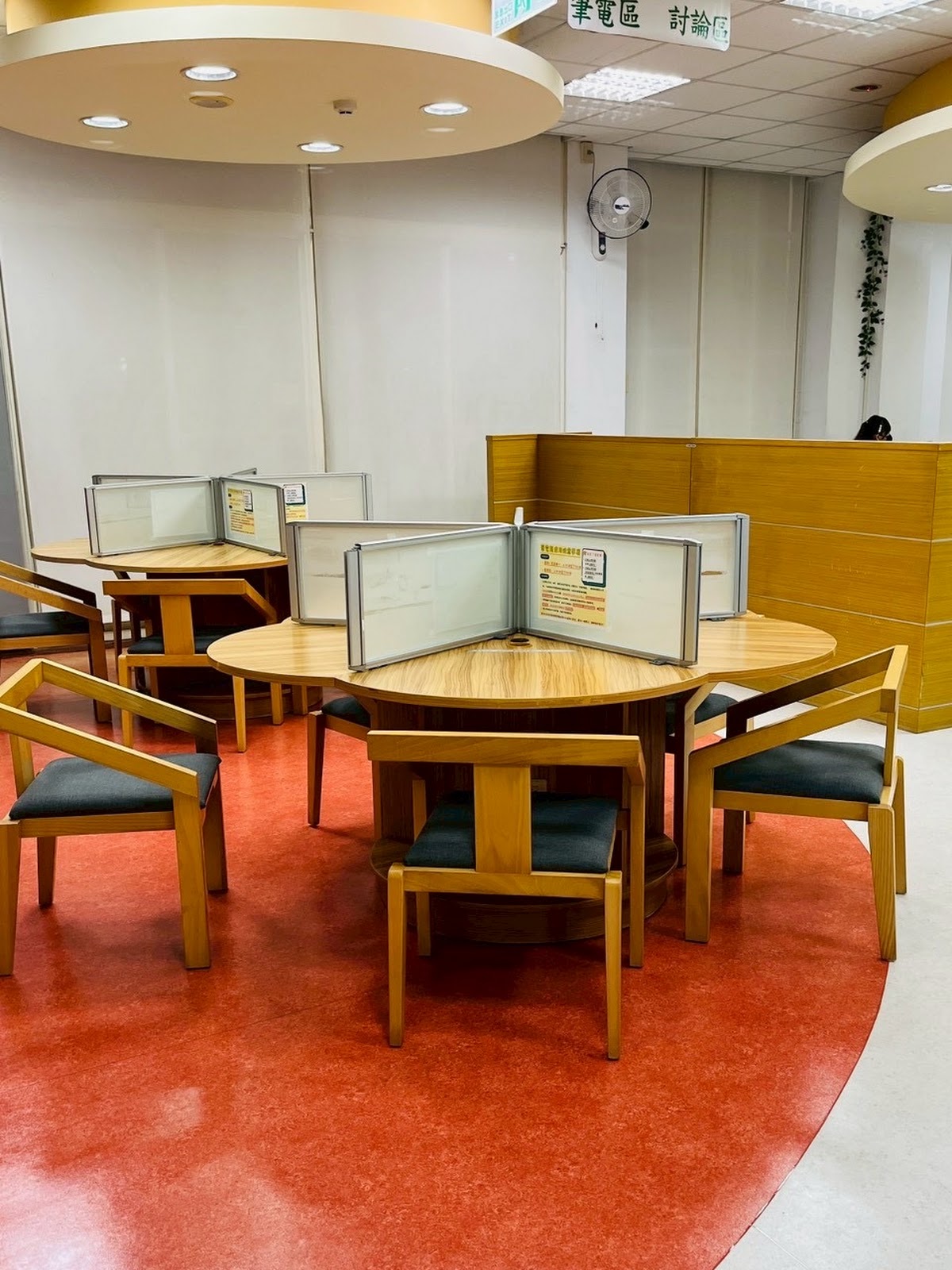鹿港鎮立圖書館館內圓形討論桌閱覽區