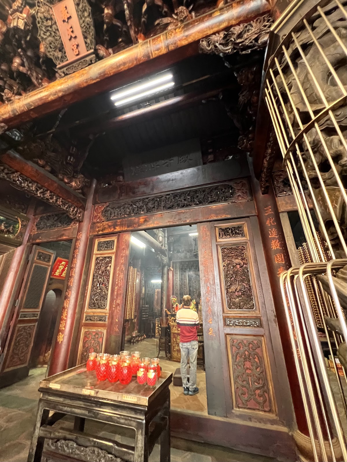 鹿港北頭奉天宮木雕門廊與信眾參拜身影
