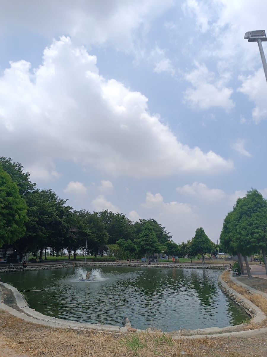 鹿寮驛站旁的圓形魚池與噴泉