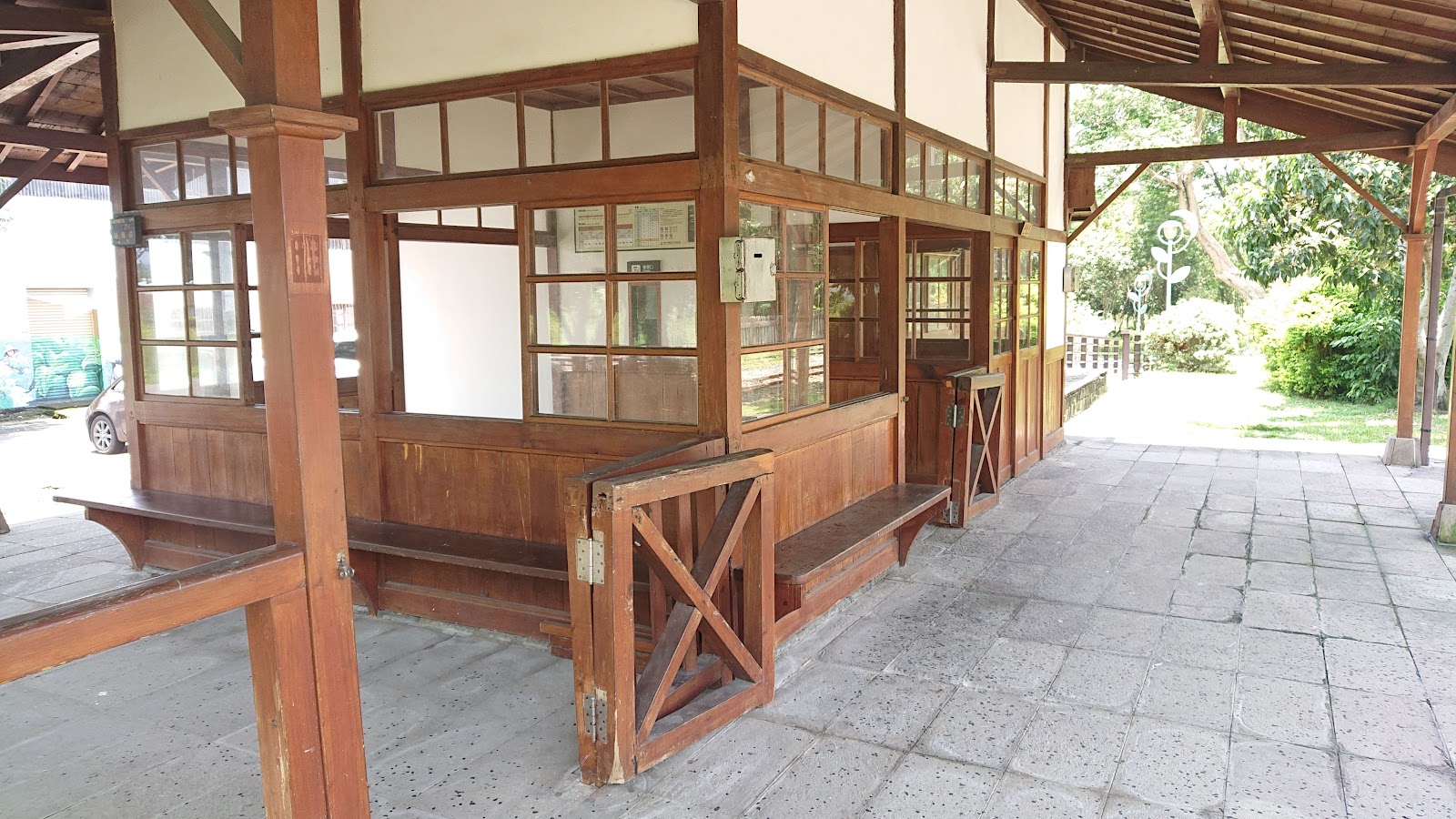 鹿麻產車站月台迴廊木窗與長椅