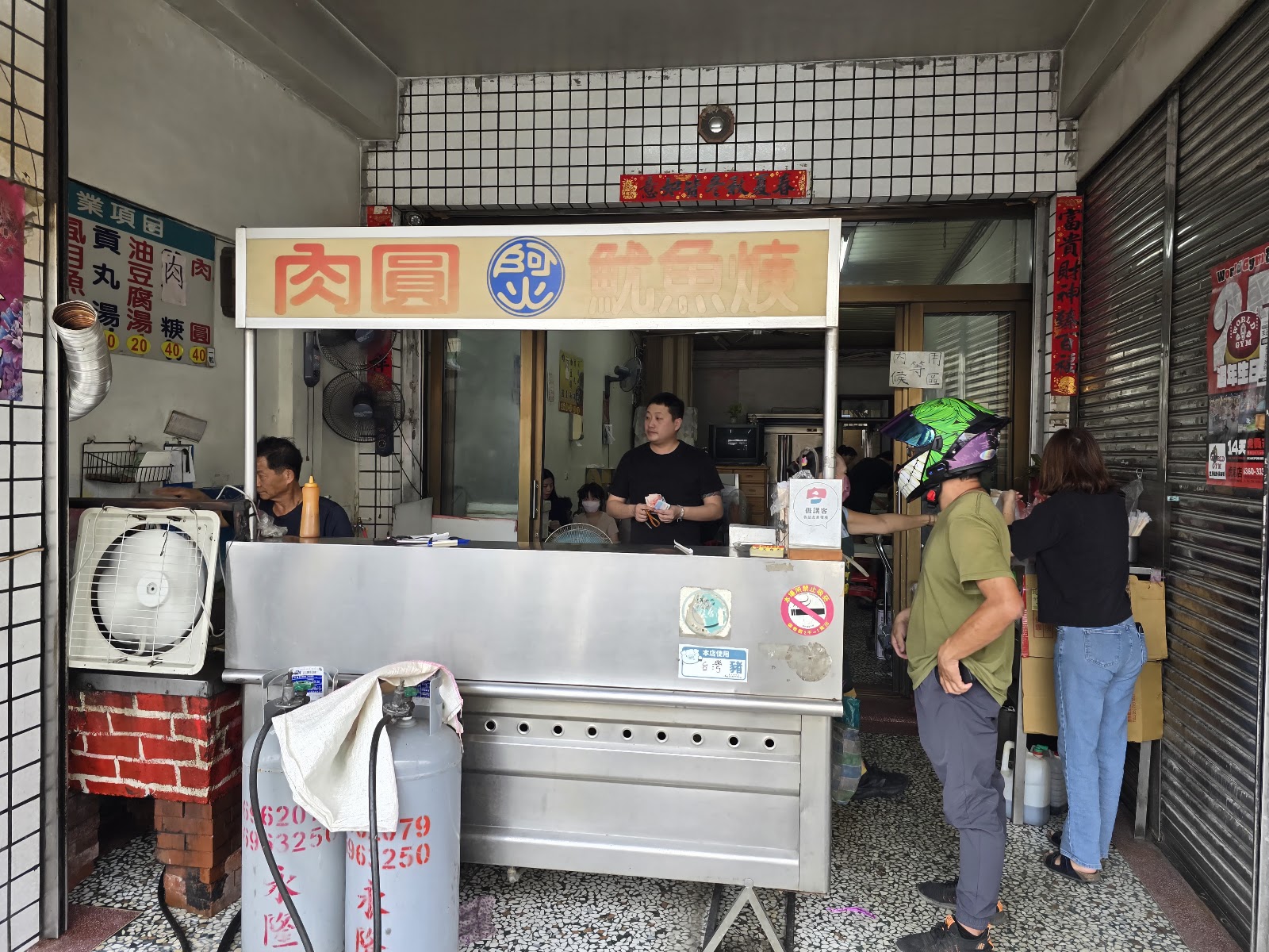 阿火肉圓－阿火肉圓的鐵皮攤車前總是排著人龍，老闆站在攤前忙著現點現做