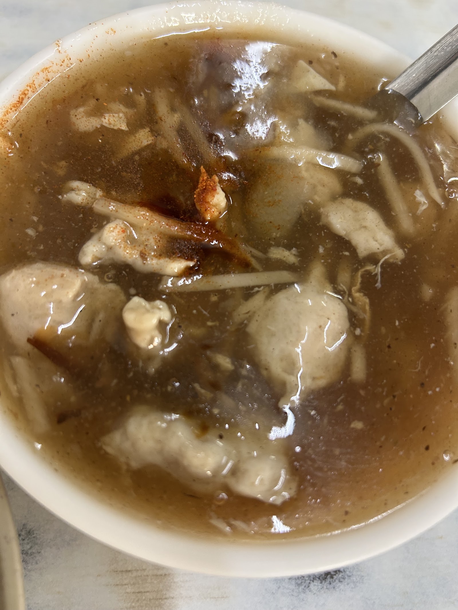 阿火肉圓－一碗熱騰騰的魷魚羹湯配肉圓，湯頭濃郁、料多實在