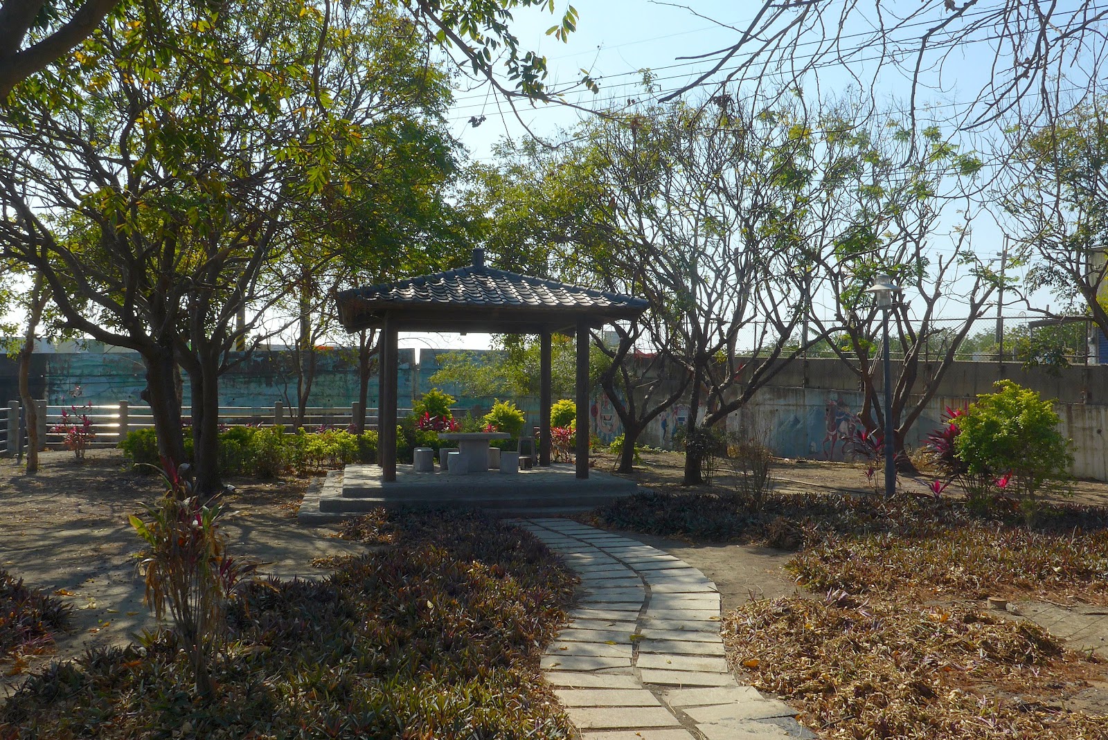 武聖公園－武聖公園裡的中式涼亭，石桌石椅藏在社區小公園的樹蔭下