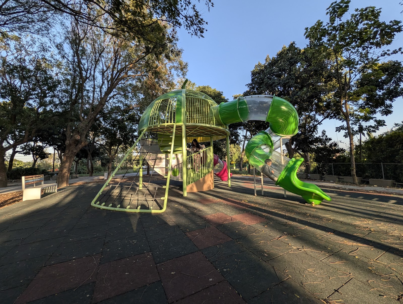 武聖公園－武聖公園的遊樂設施色彩繽紛，溜滑梯加攀爬網，是港尾村小朋友的放電天地
