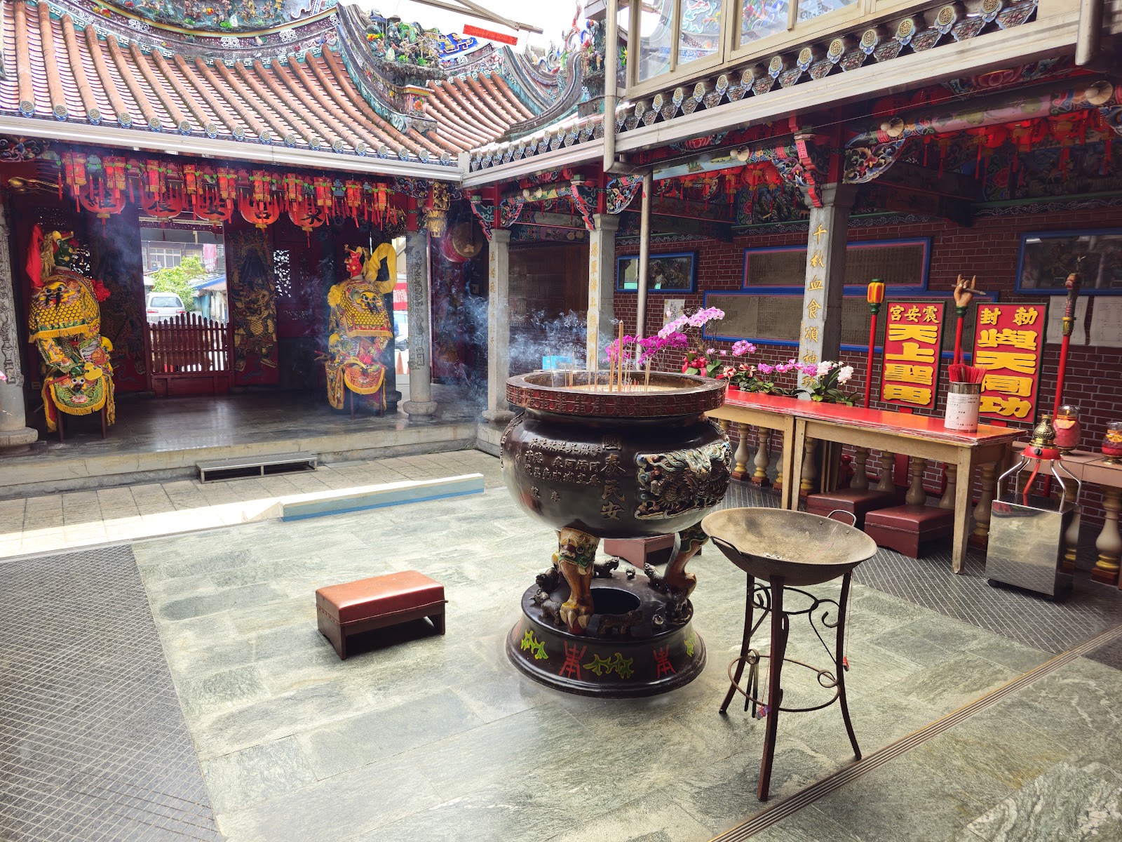 羅東震安宮廟埕的大型古樸銅鑄香爐,兩側陳列色彩鮮豔的神將