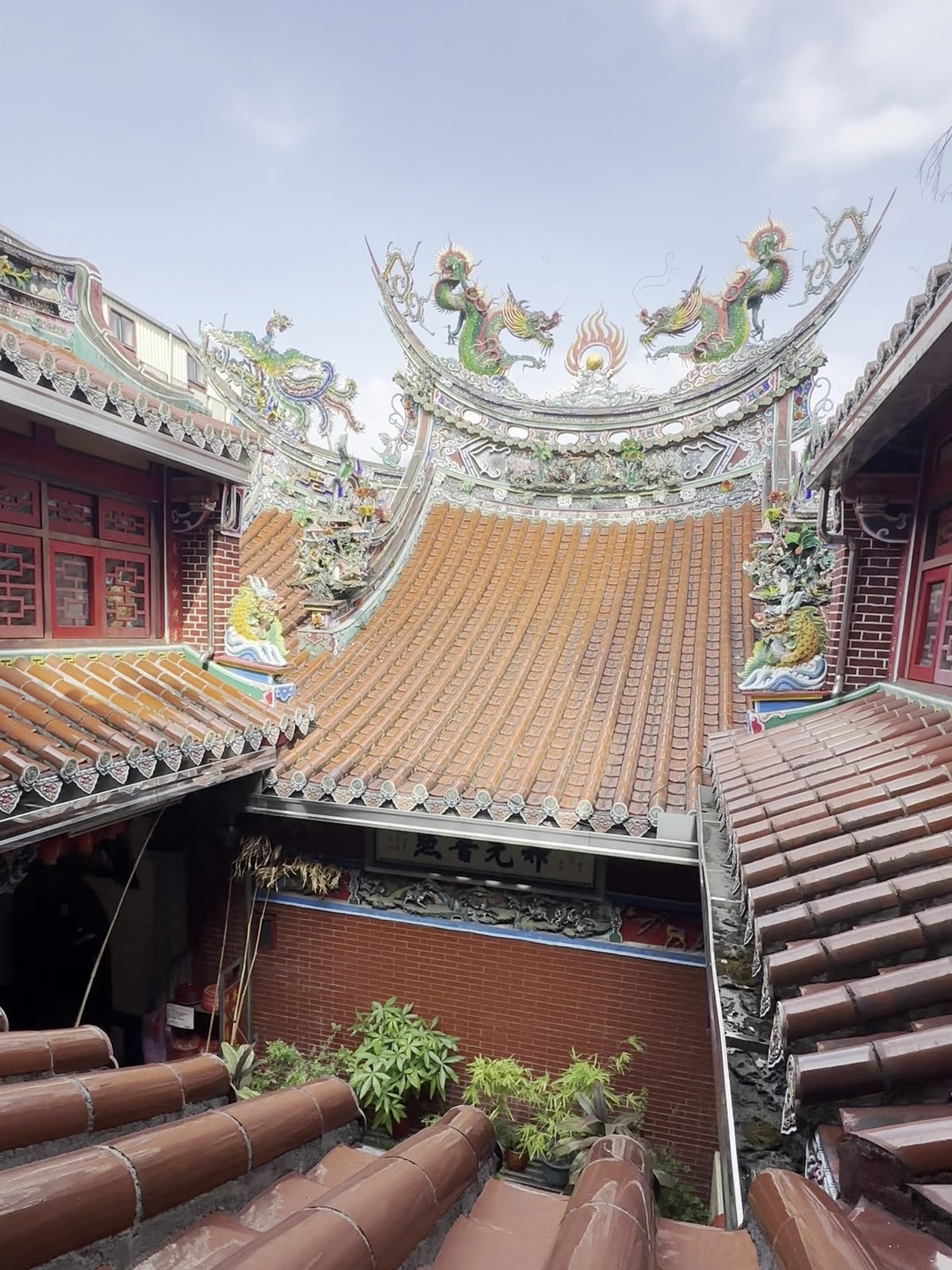 震安宮屋頂雙龍戲珠剪黏脊飾,雙重飛簷層層堆疊