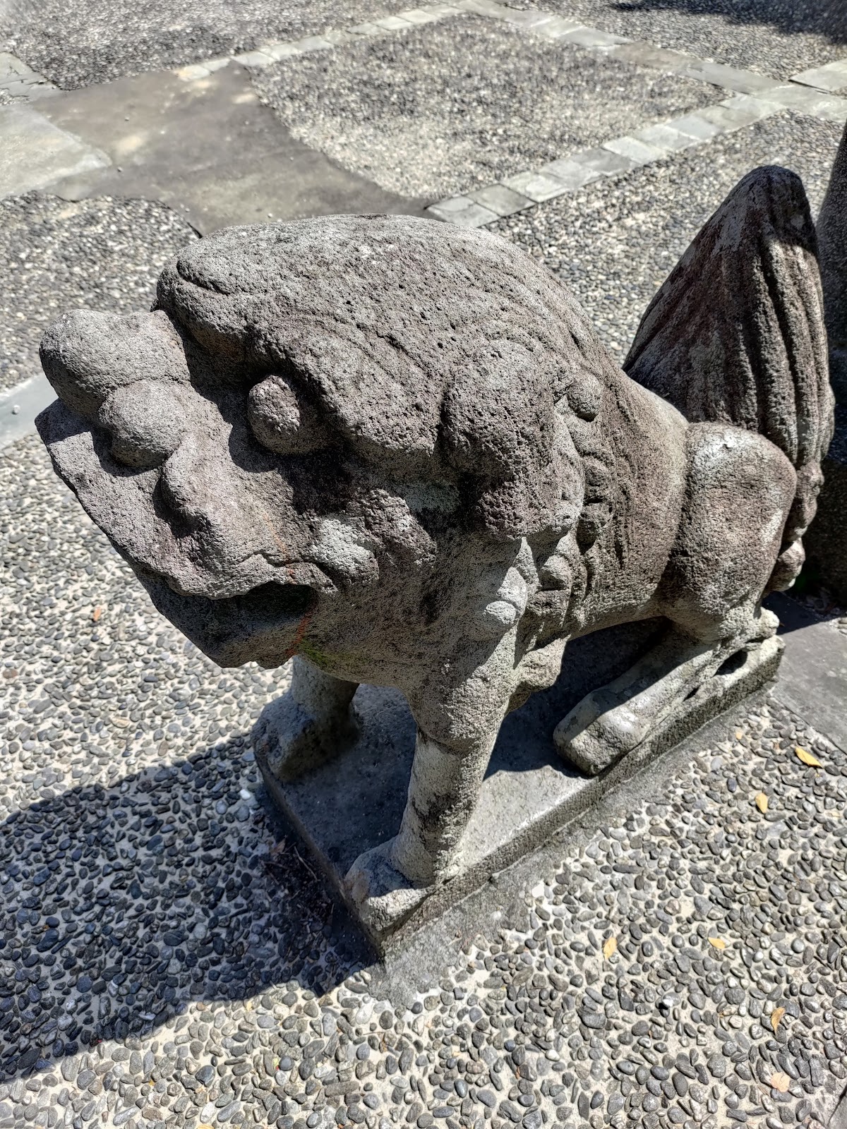 羅東中山公園內造型古樸的石雕帶翼獅像,立於廣場一角