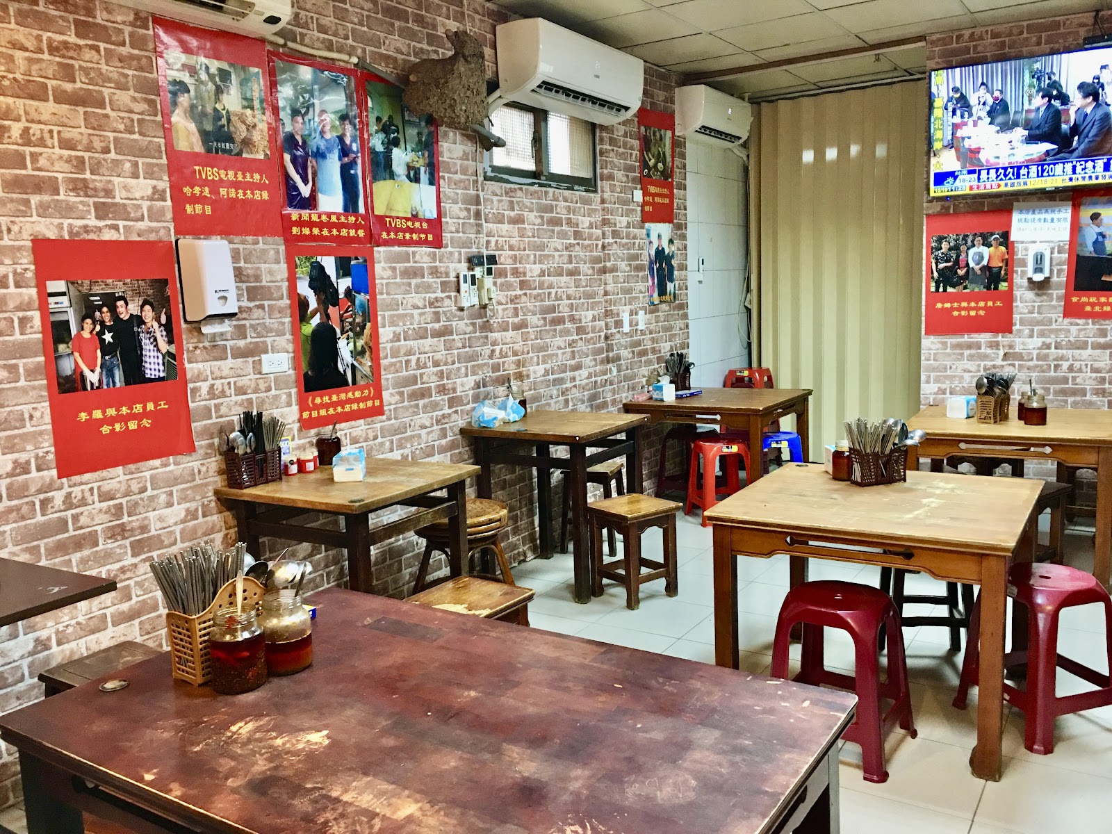 胡同彭家老舖新疆拉麵店內用餐區與名人合影牆