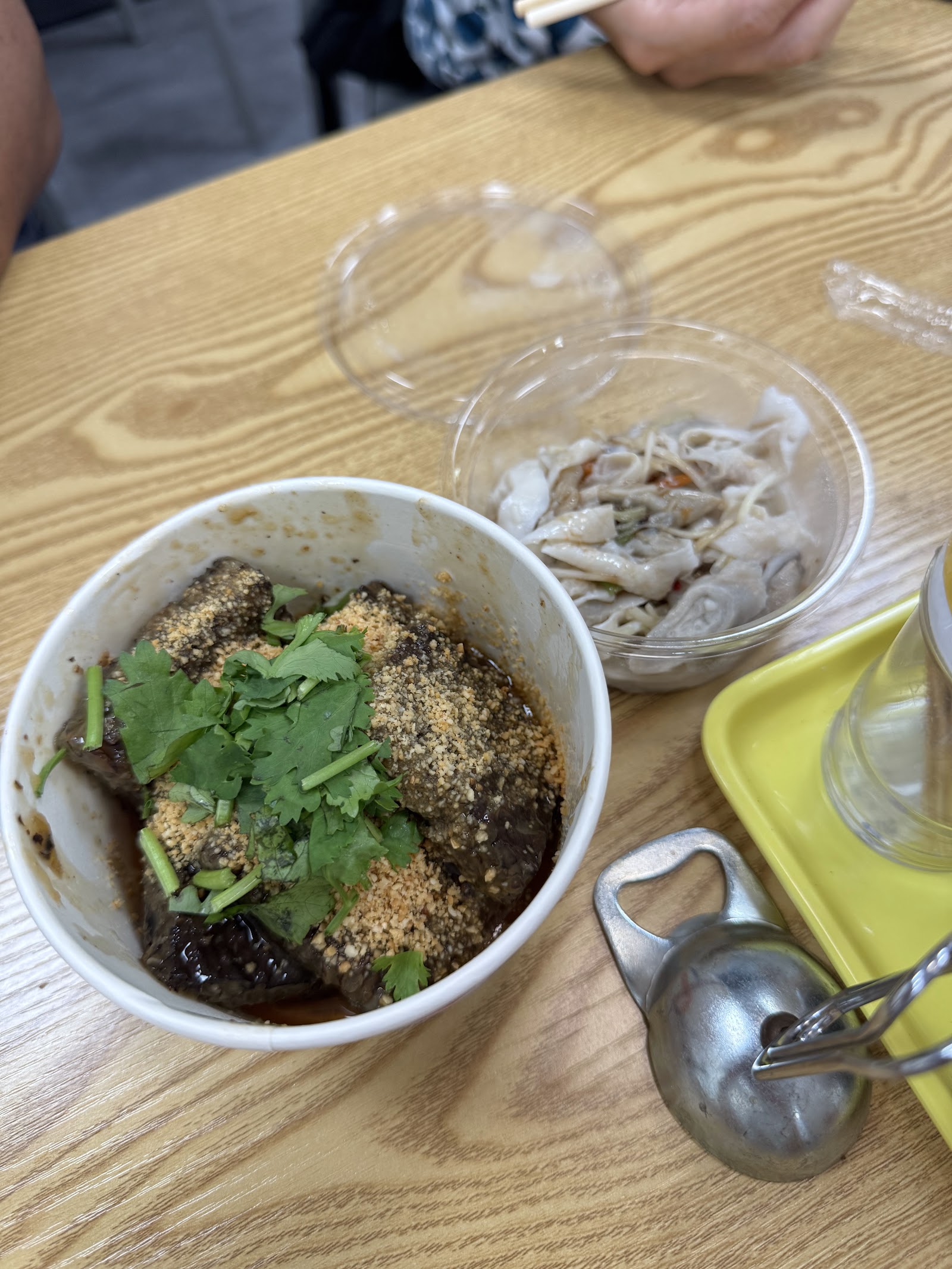 今年貴焿路竹店大腸滷味特寫,淋上香菜與花生粉