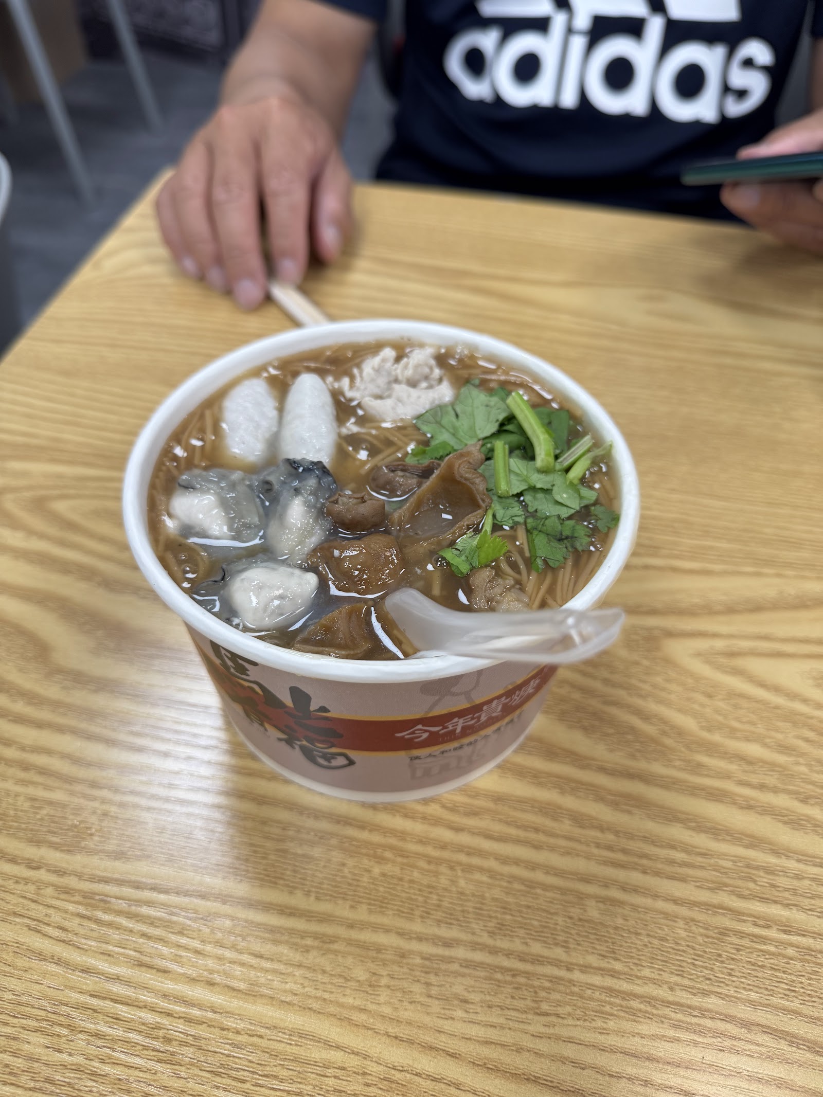 今年貴焿路竹店外帶蚵仔麵線杯裝特寫