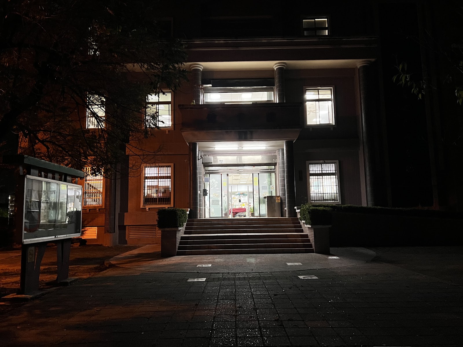 高雄市立圖書館路竹分館夜間建築外觀