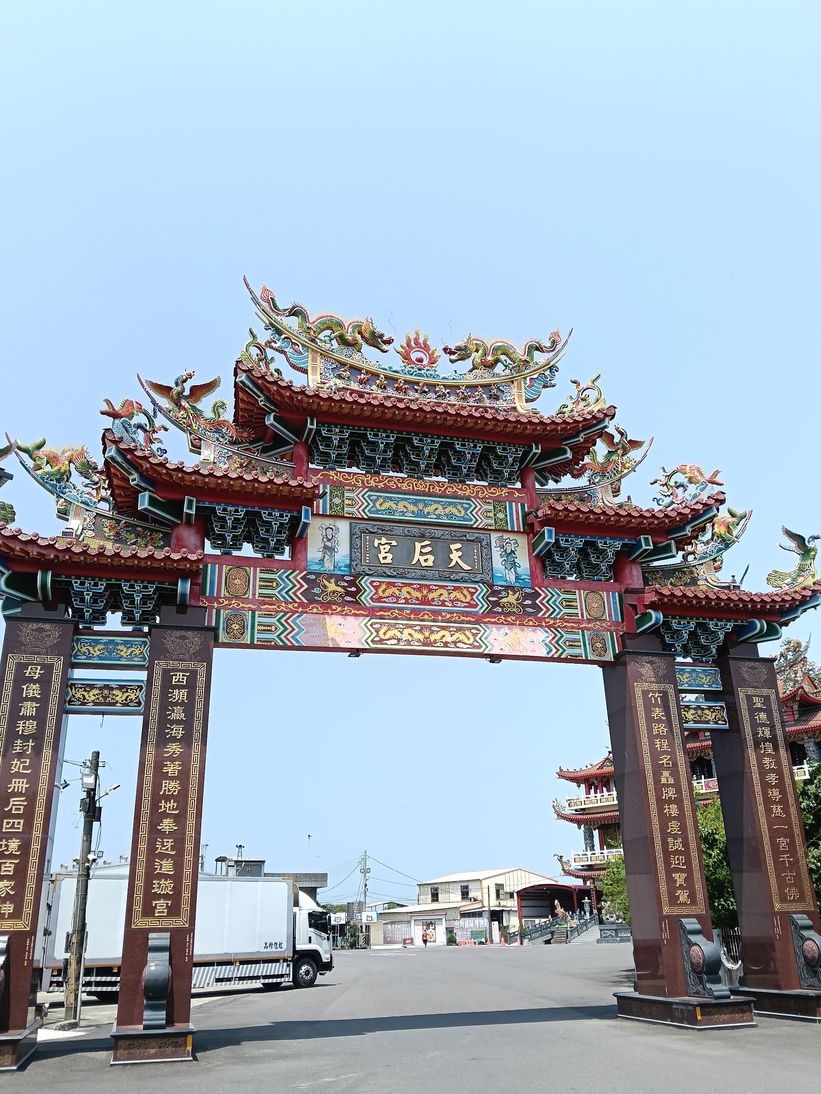 路竹天后宮山門牌樓,雙龍盤頂與交趾陶裝飾金碧輝煌