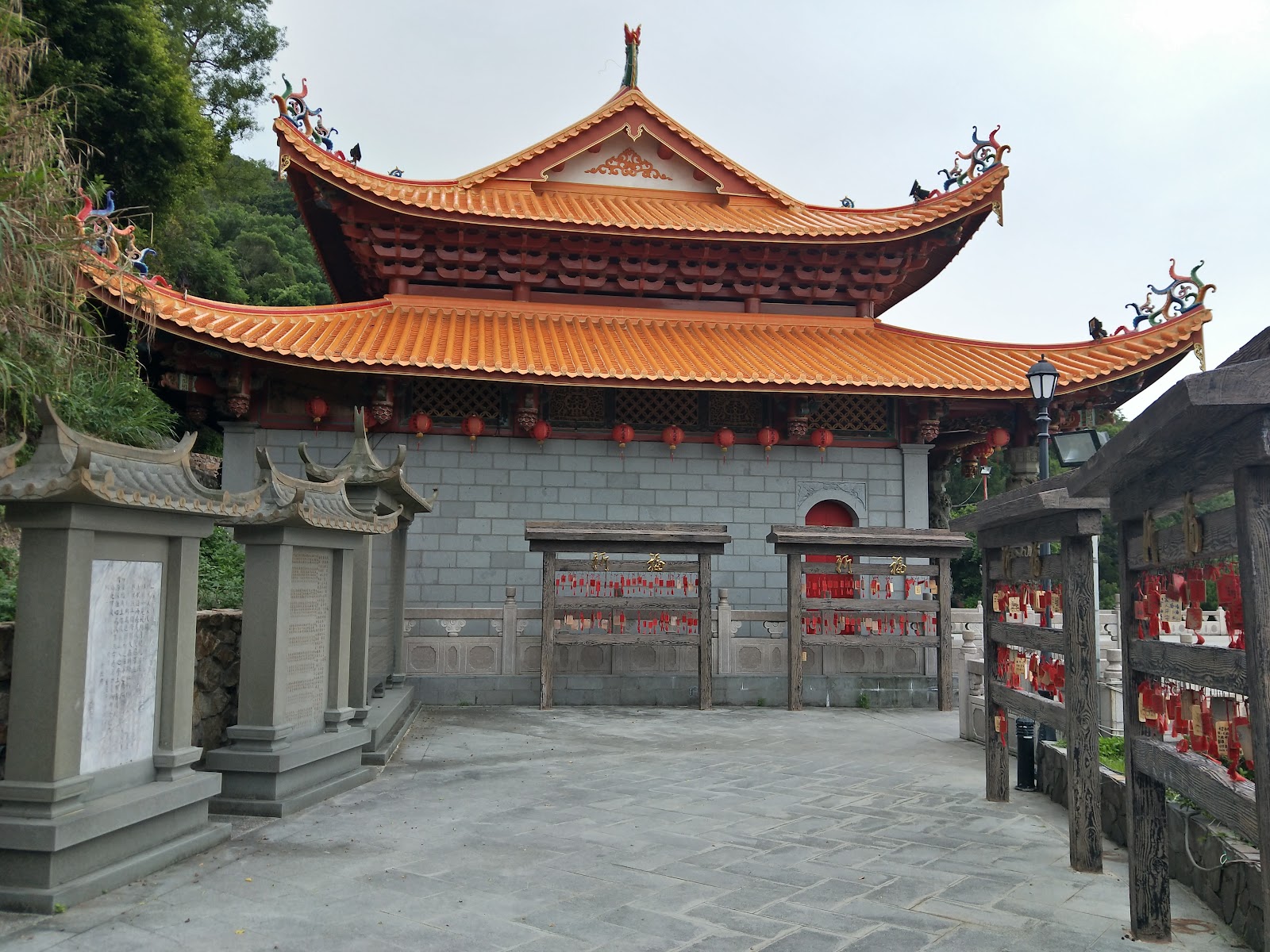 馬祖天后宮側翼屋頂與寬闊廟埕