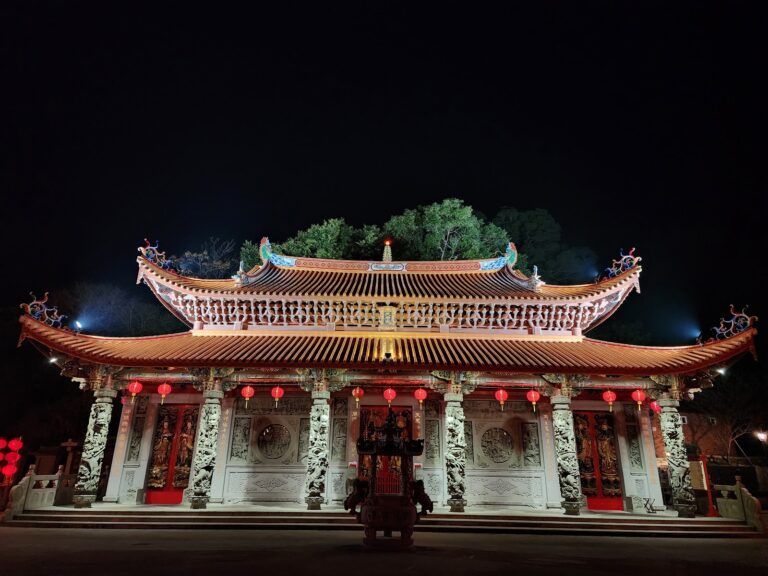夜間點燈後的馬祖天后宮正面全景