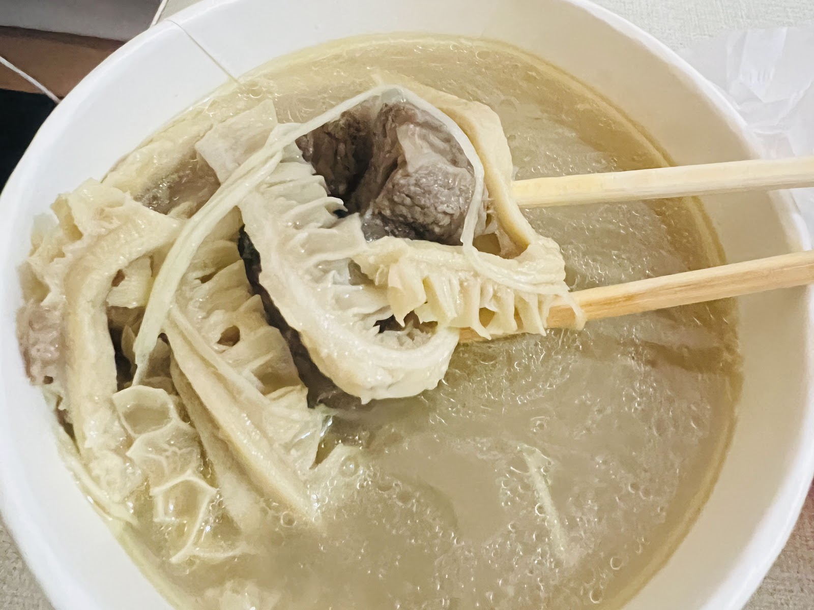 北新橋牛雜湯特寫 澎湖馬公北新橋牛雜湯竹筷夾起牛雜特寫