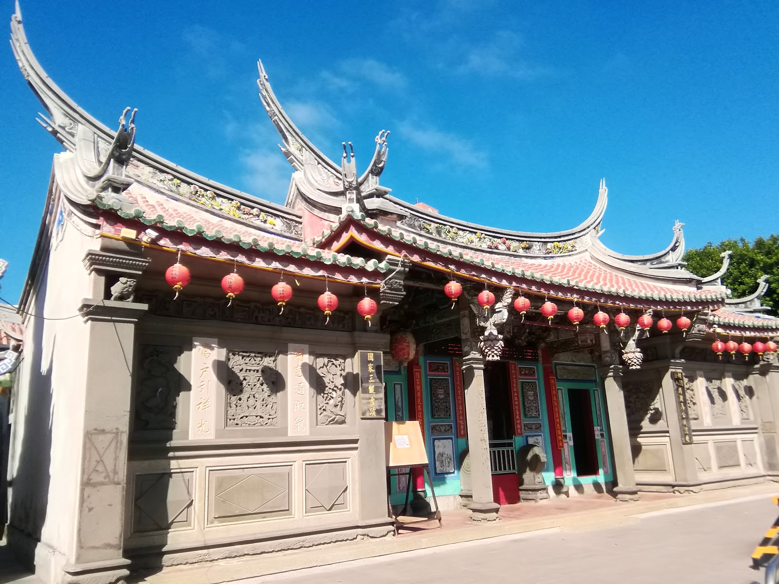 澎湖馬公媽宮城隍廟燕尾脊建築與紅燈籠藍天