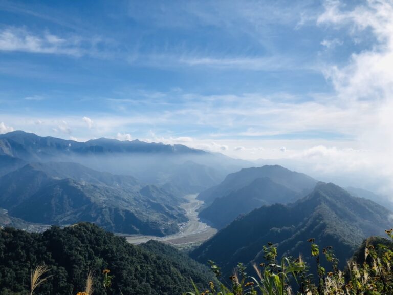 馬那邦山天然湖登山步道遠眺雲海山谷景觀
