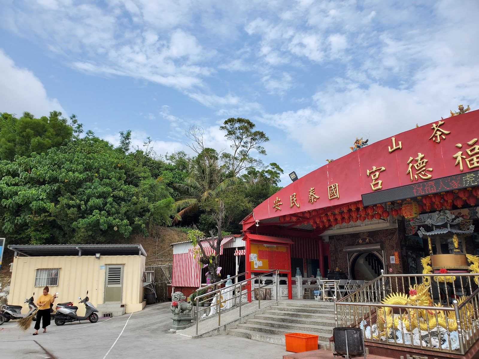 茶山福德宮廟埕前方，可見金色「哮天犬」神犬雕像與紅色屋簷
