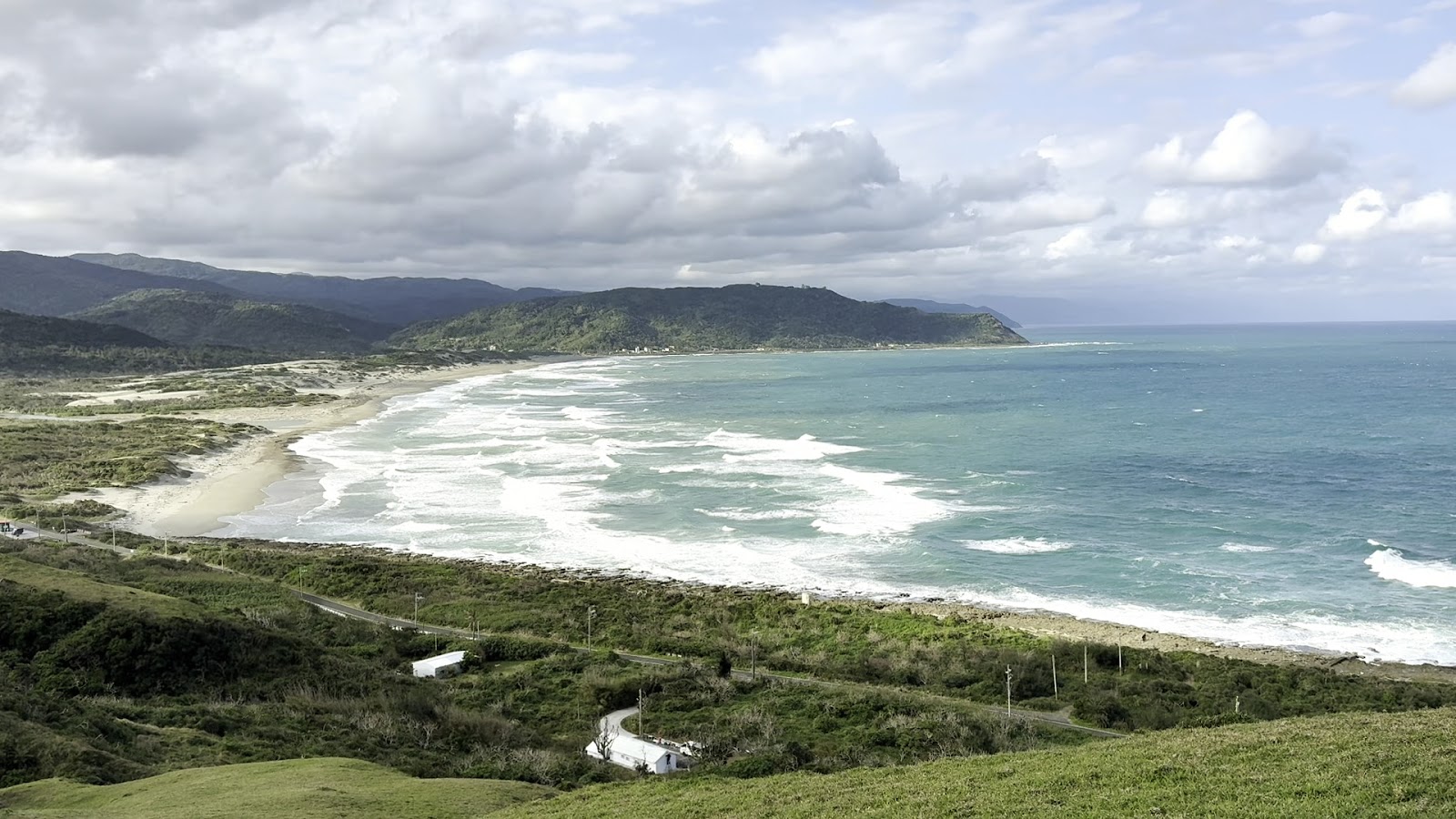 鼻頭草原高處俯瞰海灣沙灘與山巒