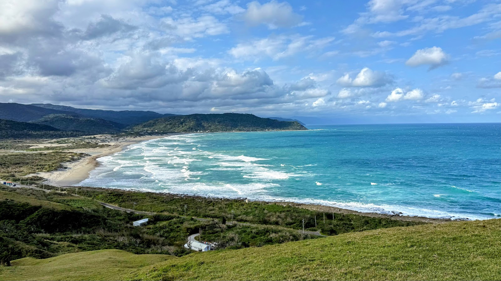 鼻頭草原晴天海景，土耳其藍海水與白雲相映