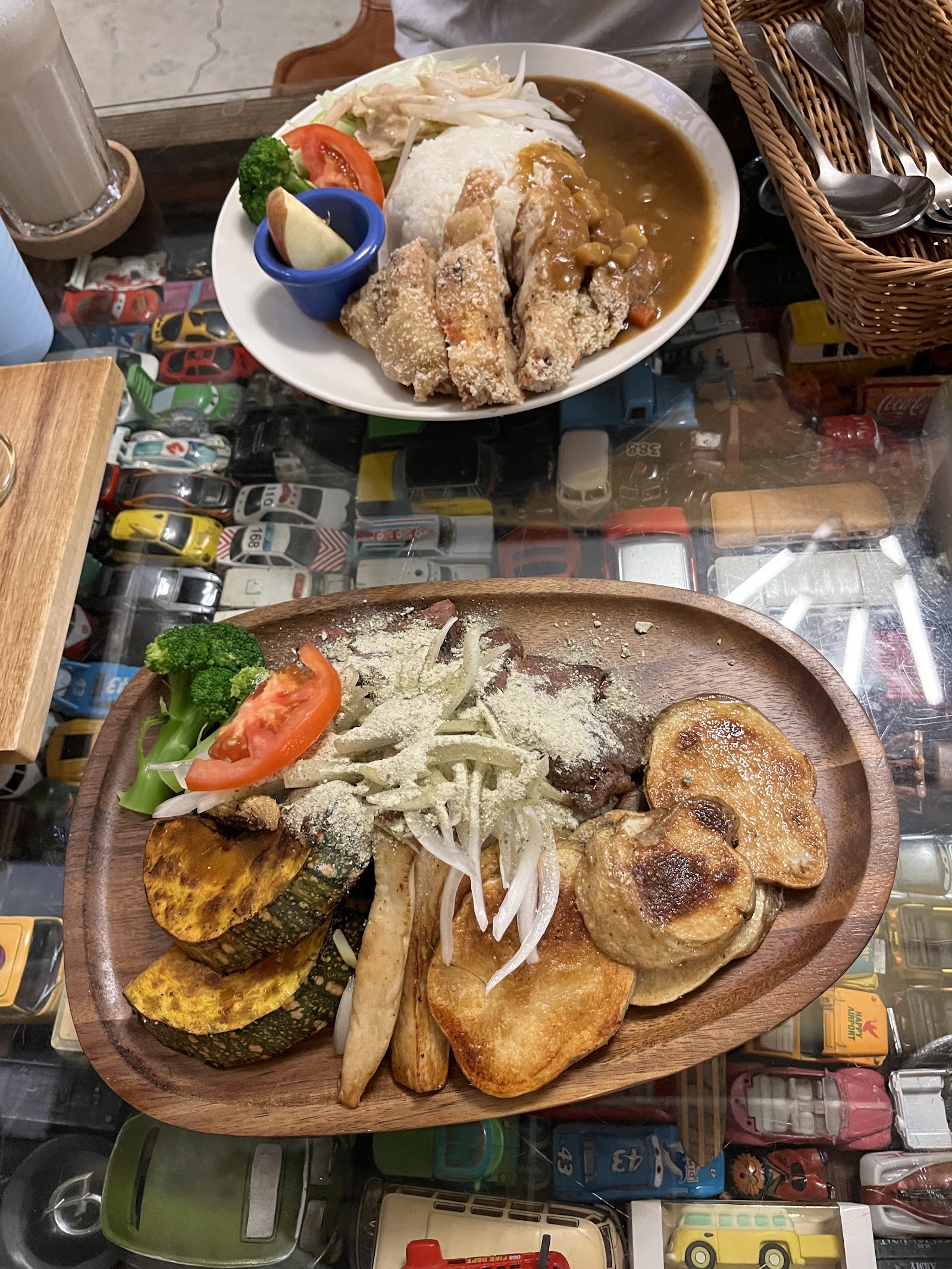 滿院‧妙妙廚房招牌日式炸豬排咖哩飯與戰斧牛排擺盤