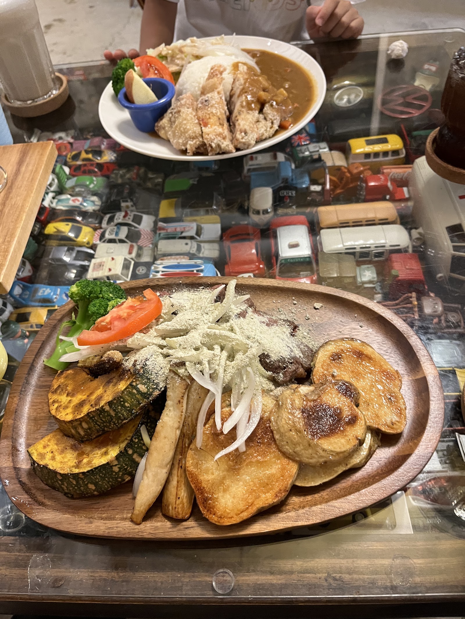 木盤戰斧牛排特寫搭配時蔬