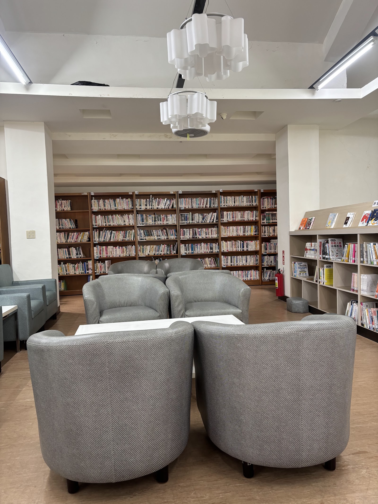 北竿鄉立圖書館閱覽區座椅與書架,寧靜的閱讀空間
