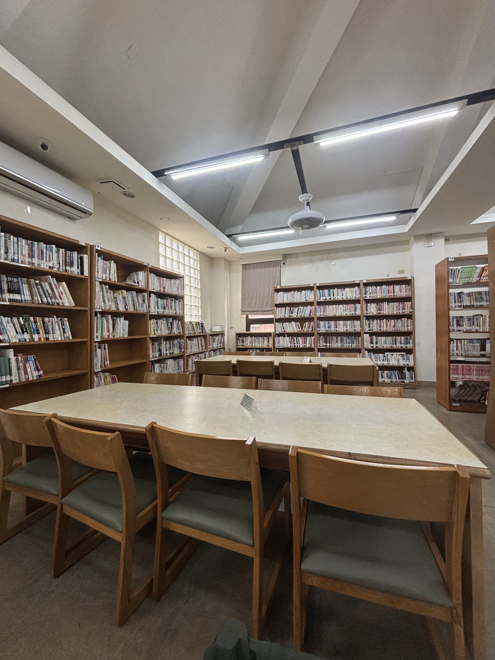 北竿鄉立圖書館閱覽桌與整排書架