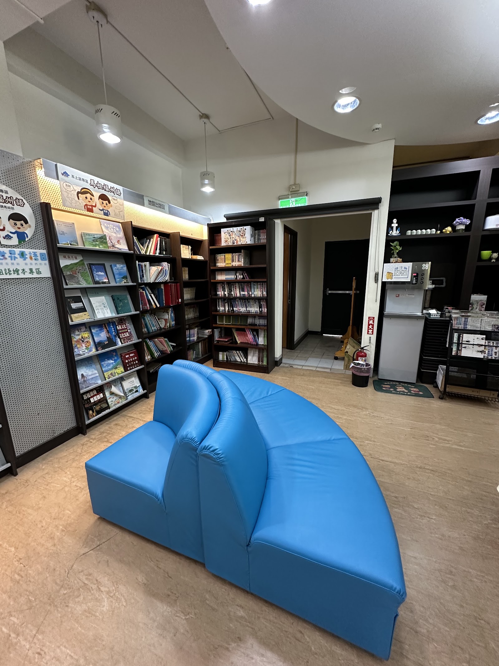 北竿鄉立圖書館兒童閱讀區特色藍色造型沙發