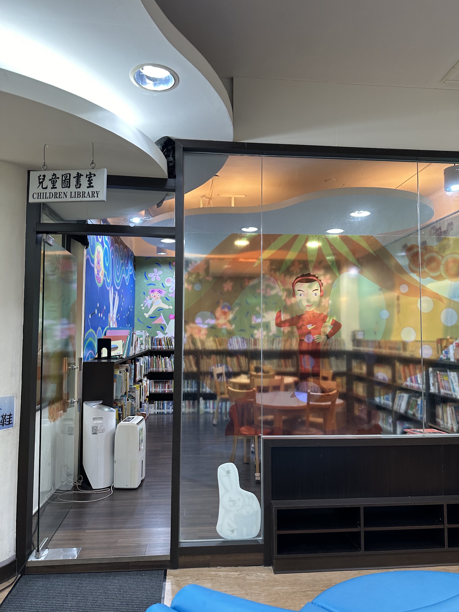 北竿鄉立圖書館兒童圖書室入口彩繪玻璃牆面