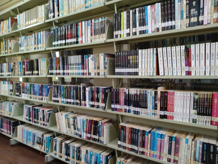 梅山鄉立圖書館書架