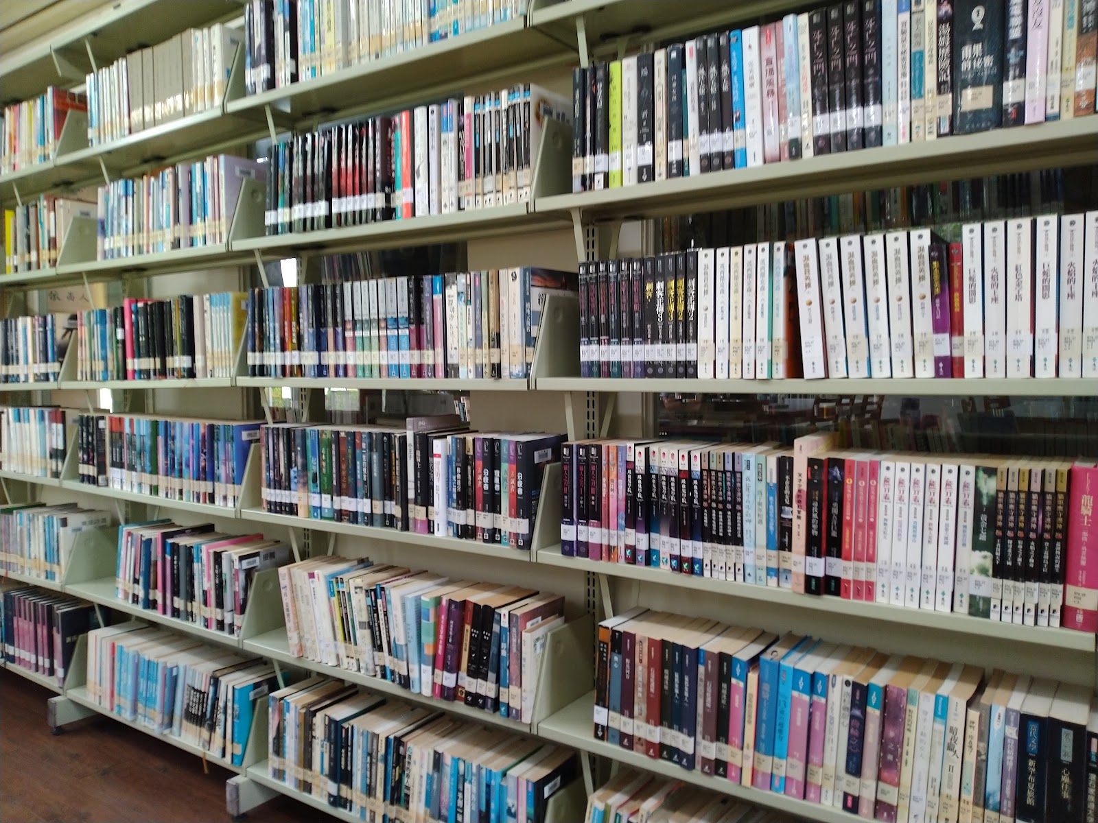 梅山鄉立圖書館書架