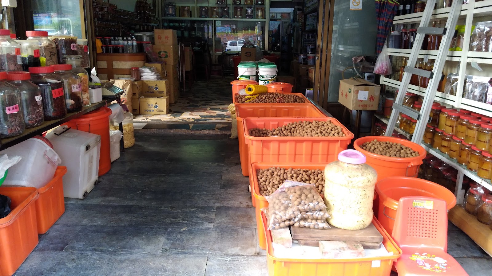 梅山第一市場蜜餞南北貨店內景