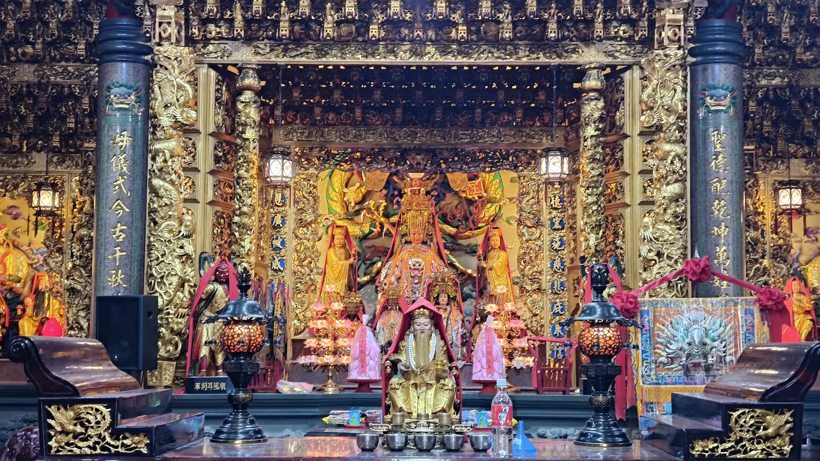 天后宮正殿媽祖金身與神龕，金色雕飾富麗堂皇