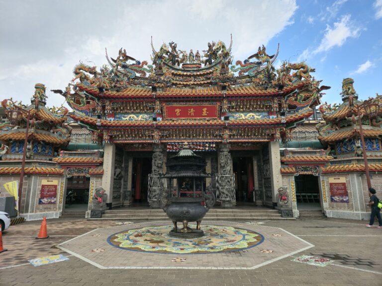 苗栗玉清宮廟埕與古樸香爐,金碧輝煌交趾陶廟頂