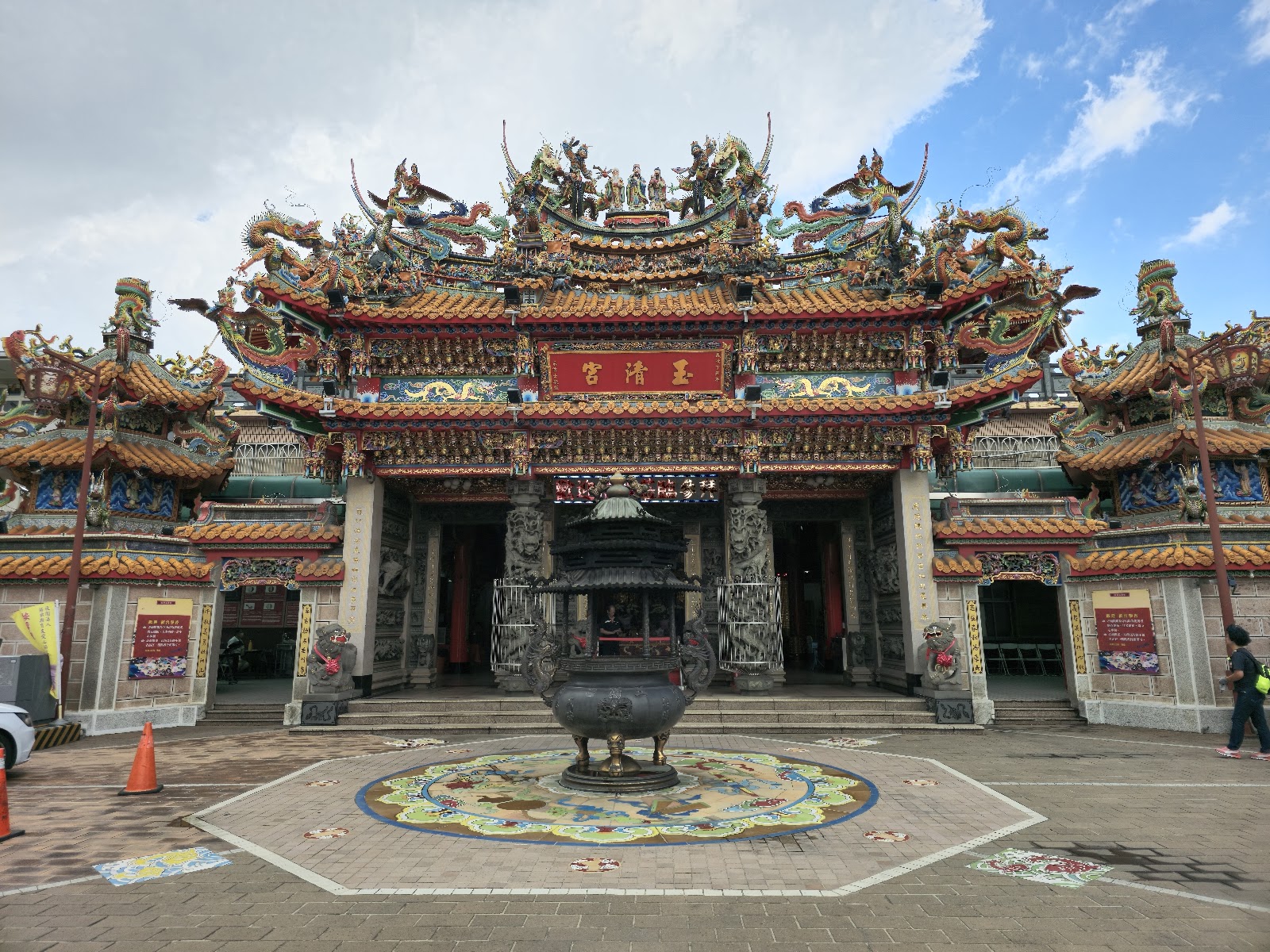 苗栗玉清宮廟埕與古樸香爐，金碧輝煌交趾陶廟頂